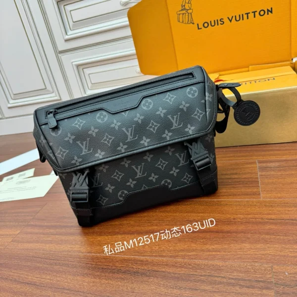 Modèle Louis Vuitton besace Voyager PM — réplique