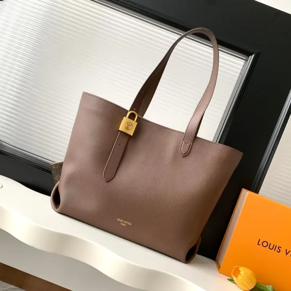 Modèle Louis Vuitton bas clés Cabas MM coloris chocolat coloris — réplique
