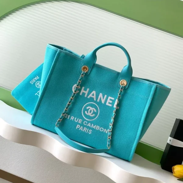 Cabas Chanel Deauville en coloris bleu et coloris blanc — réplique
