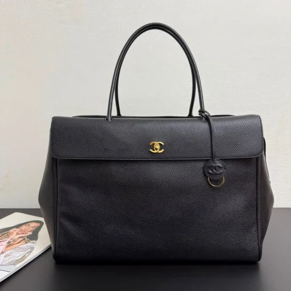 Cabas Chanel grand format en coloris noir grainé cuir de veau — réplique