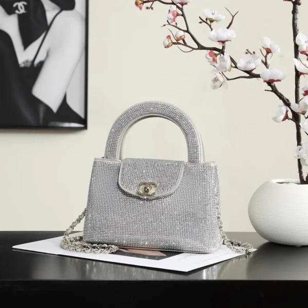 Cabas Chanel mini en argenté strass finitions dorées — réplique