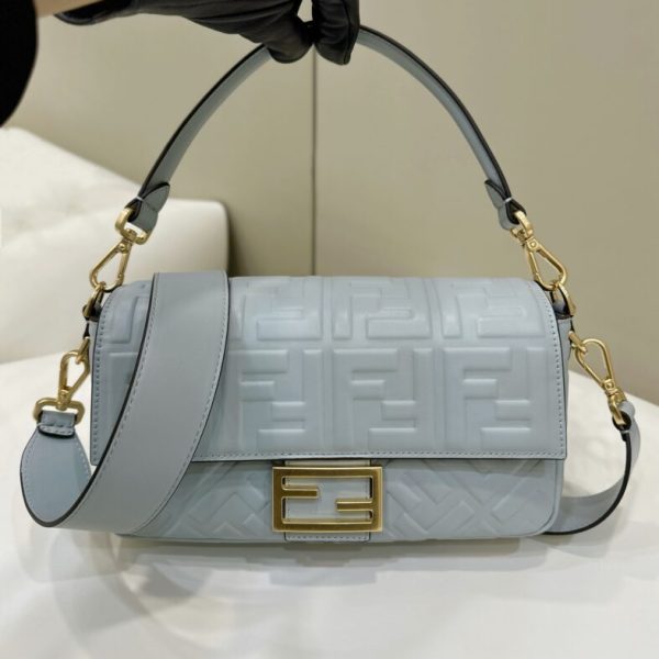 Fendi Baguette bleu ciel — réplique