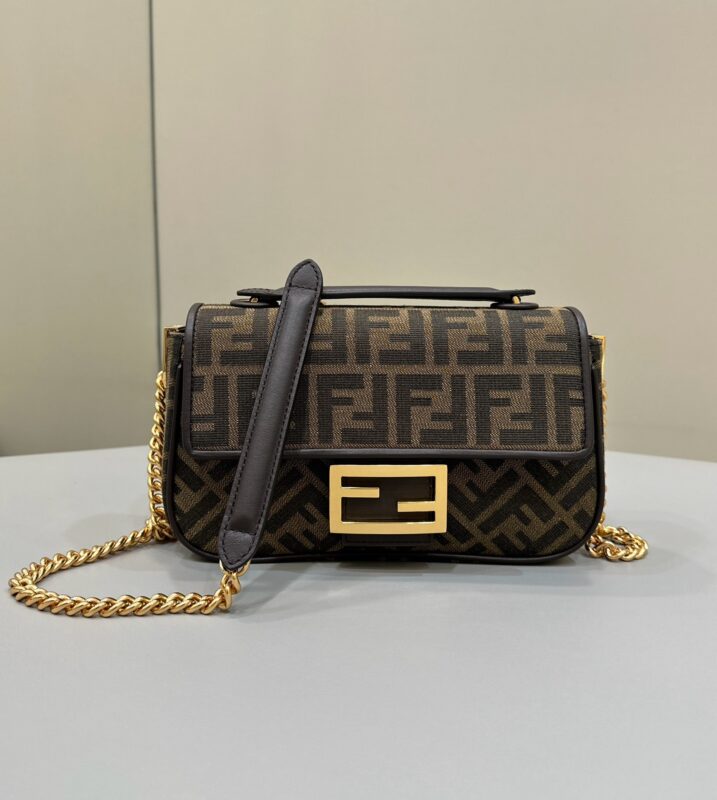 Fendi Baguette Sliding Chain Ff marron — réplique