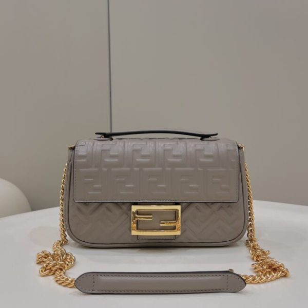 Fendi Baguette Sliding Chain Beige — réplique