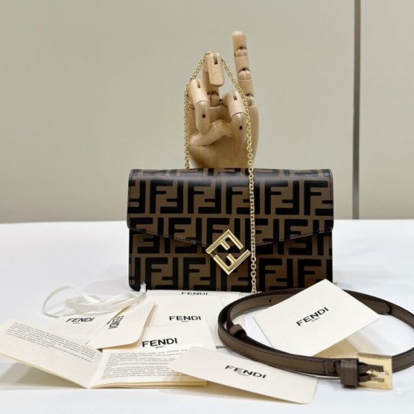 Fendi Baguette portefeuille On Chain — réplique