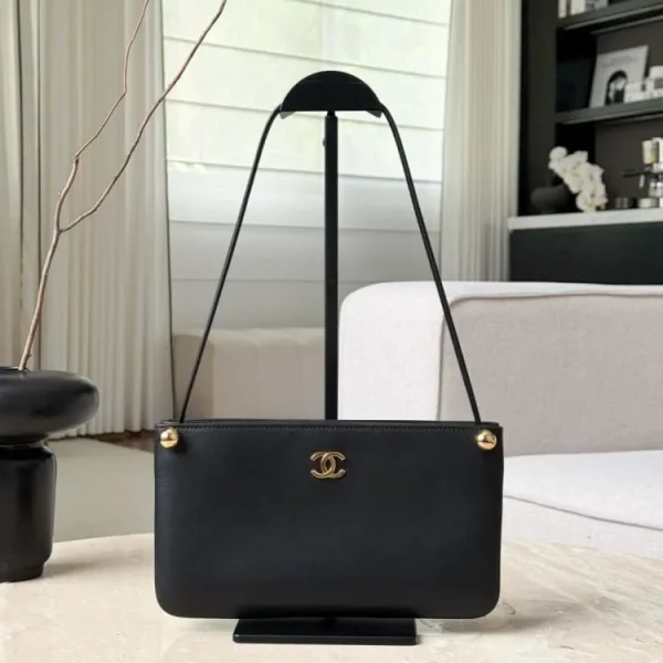 Pochette Chanel “Chic clous” coloris noir cuir d’agneau finitions dorées — réplique