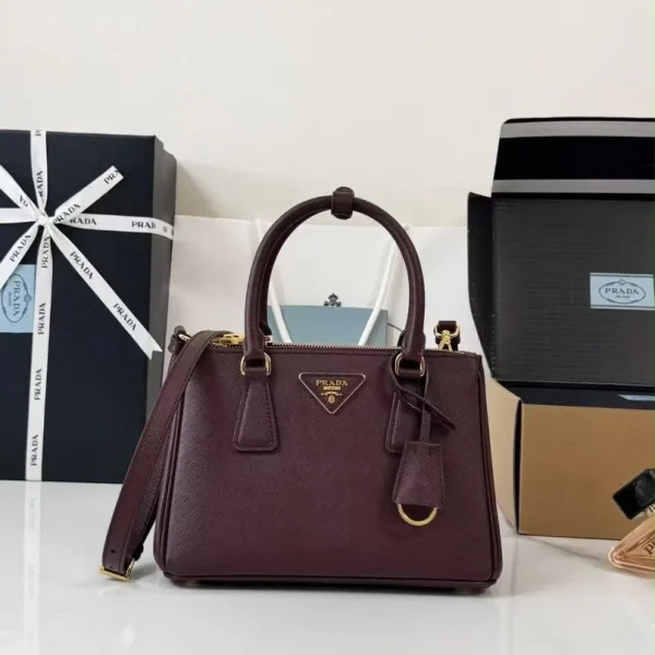 Modèle Prada Galleria petit format coloris bordeaux Saffiano cuir — réplique