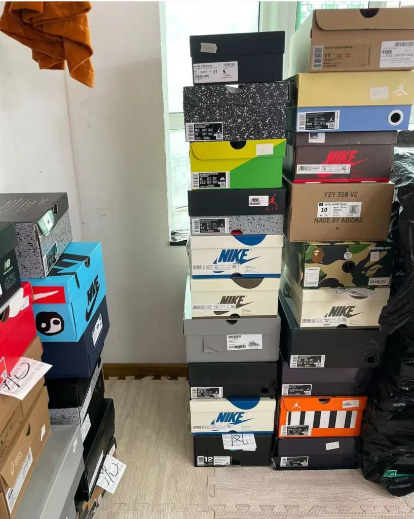 Présentation de boîtes de chaussures