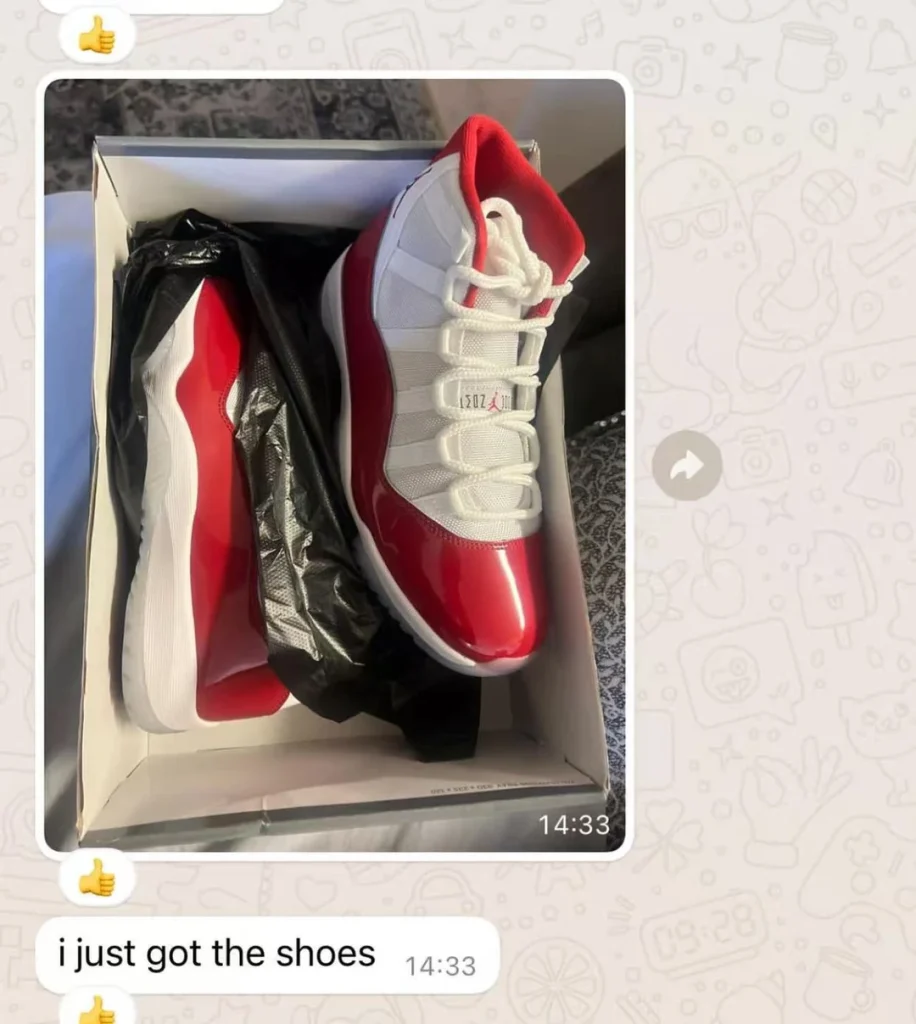 Photo de chaussures et message de réception