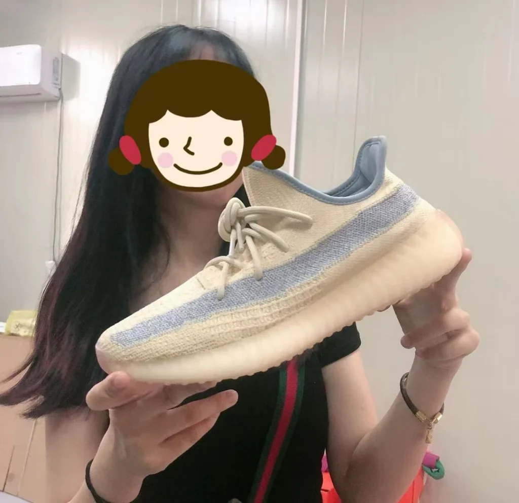Photo partagée de chaussures, visage masqué