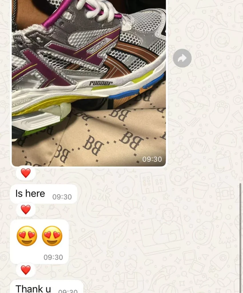 Photo de chaussures et extrait d’échange à la réception