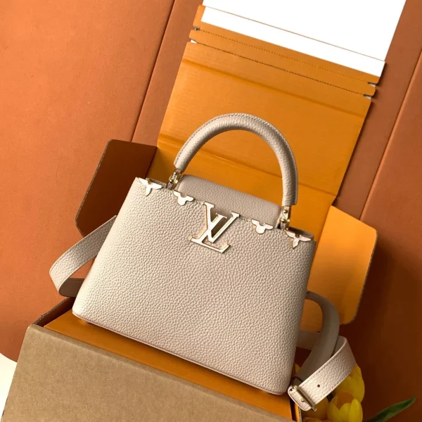 Sac à main Louis Vuitton Capucines en a coloris beige — réplique