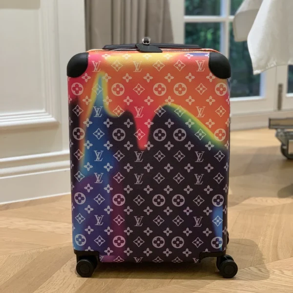 Valise Louis Vuitton Horizon 55 coloris multicolore Sunset porté-sur — réplique