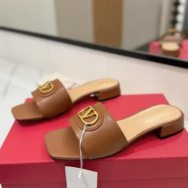 Modèle Valentino coloris marron sandale — réplique
