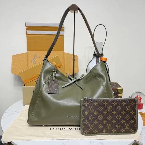 Modèle Louis Vuitton Carryall Vibe MM — réplique