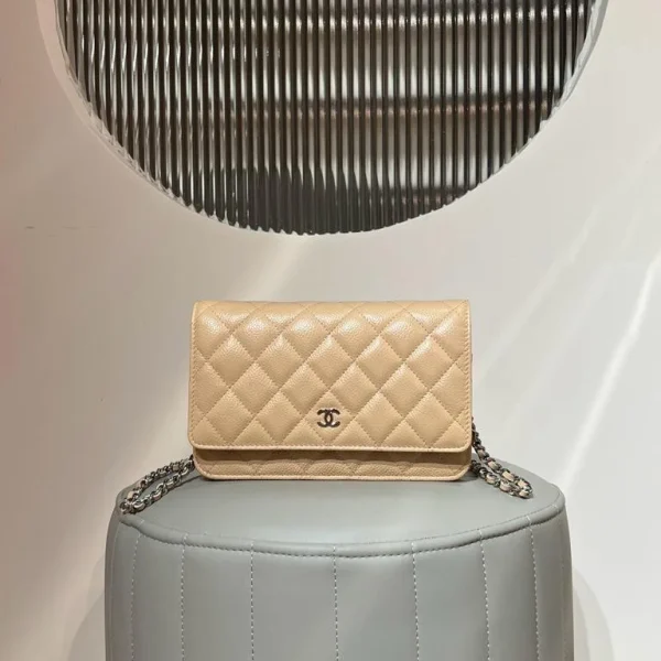 Portefeuille CHANELCaviar matelassé sur chaîne WOC coloris beige — réplique