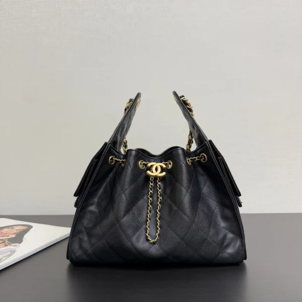 Modèle Chanel 25 petit format coloris noir cuir grain caviar finitions dorées — réplique