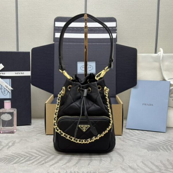 Prada noir Re — réplique
