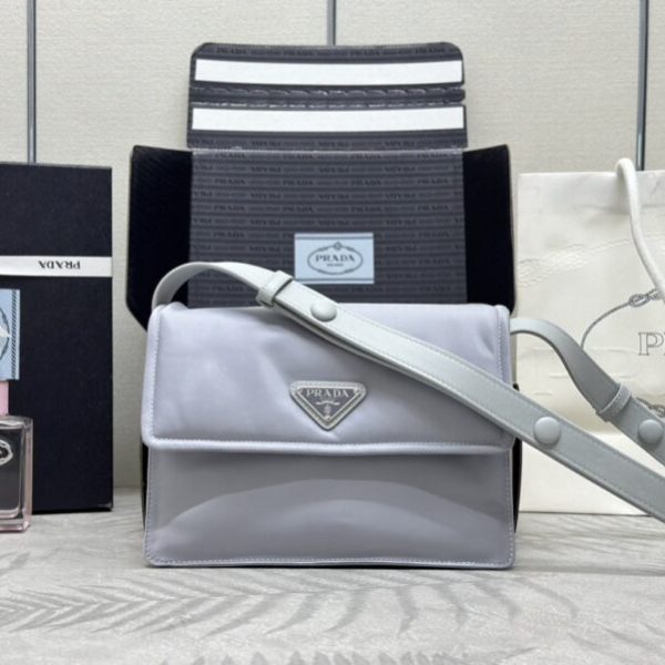 Prada Re — réplique