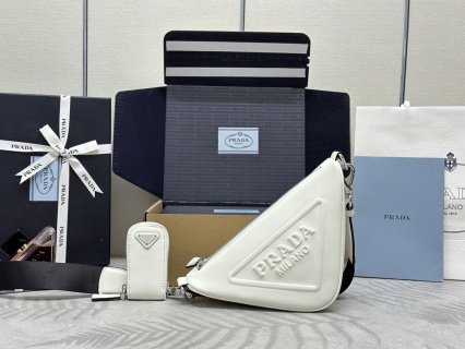 Prada Saffiano Triangle — réplique