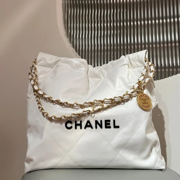 Sac Chanel 22 petit format coloris blanc cuir d’agneau — réplique