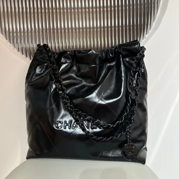 Sac Chanel 22 coloris noir avec coloris noir finitions — réplique