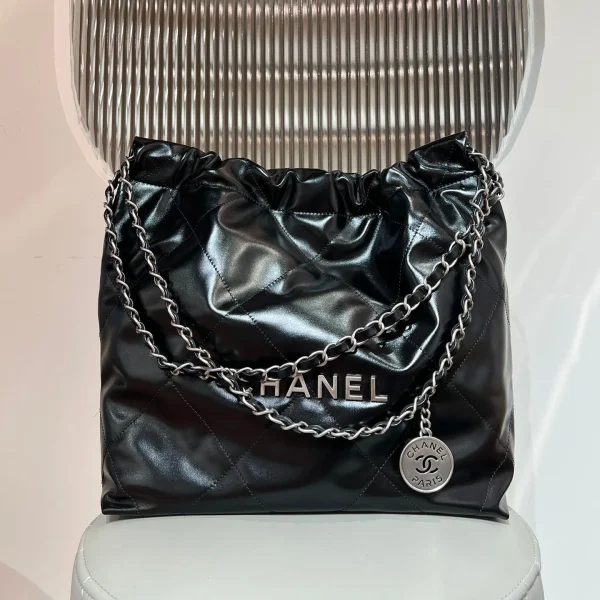 Modèle Chanel 22 petit format coloris noir finitions argentées — réplique