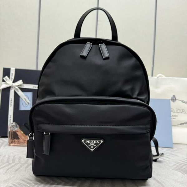 Prada Re — réplique