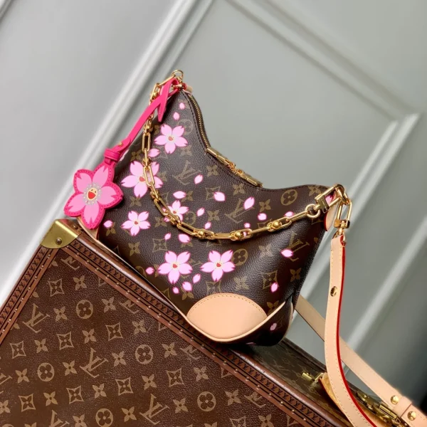 Modèle Louis Vuitton BOULOGNE CHERRY BLOSSOM 29 en SAKURA coloris marron Monogram toile enduite — réplique
