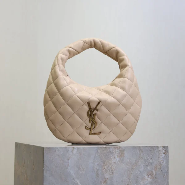 Modèle Saint Laurent ICARINO 17 en coloris beige matelassé finitions dorées — réplique
