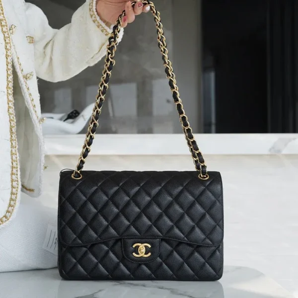 Sac CHFLAP JUMBO 30 CM finitions dorées coloris noir grain caviar — réplique