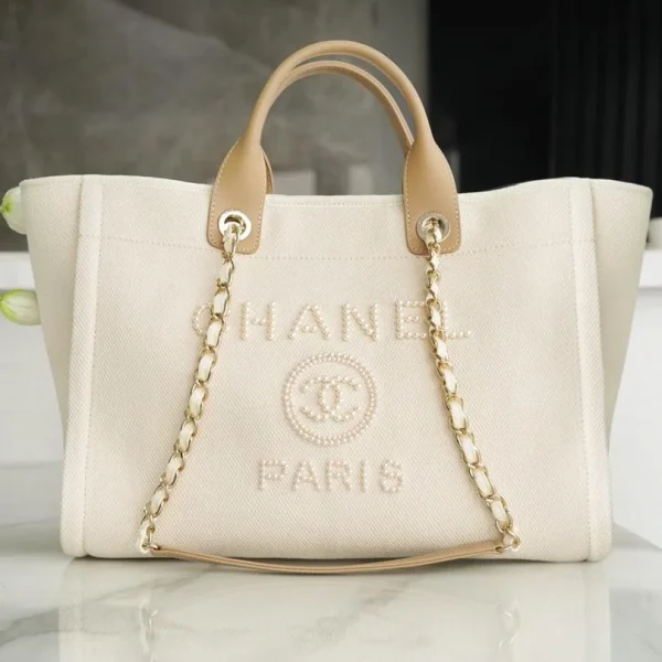 Cabas Chanel 39 attaché perle logo en coloris beige toile finitions dorées — réplique