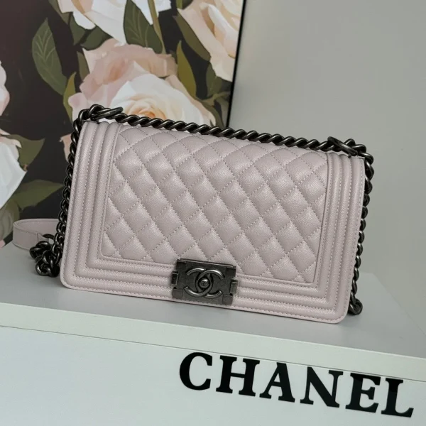Sac Chanel Boy format moyen 25 en coloris rose cuir de veau — réplique