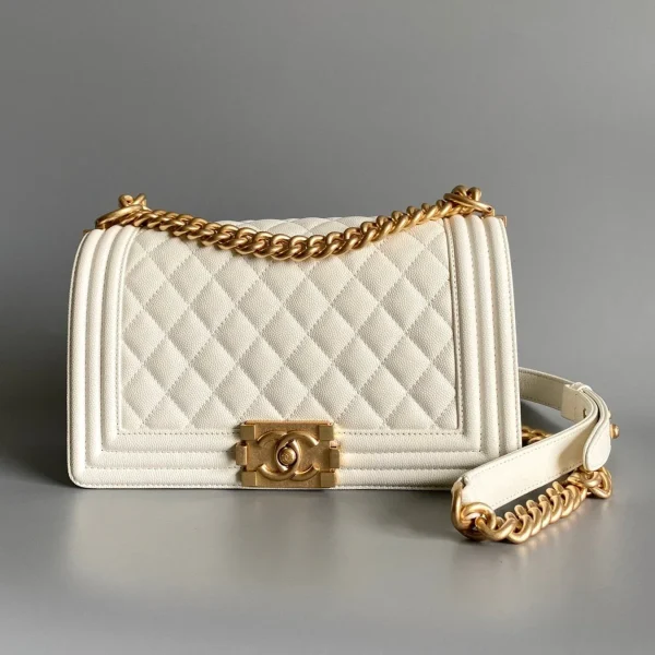 Sac Chanel format moyen 25 Boy en coloris blanc cuir d’agneau finitions dorées — réplique