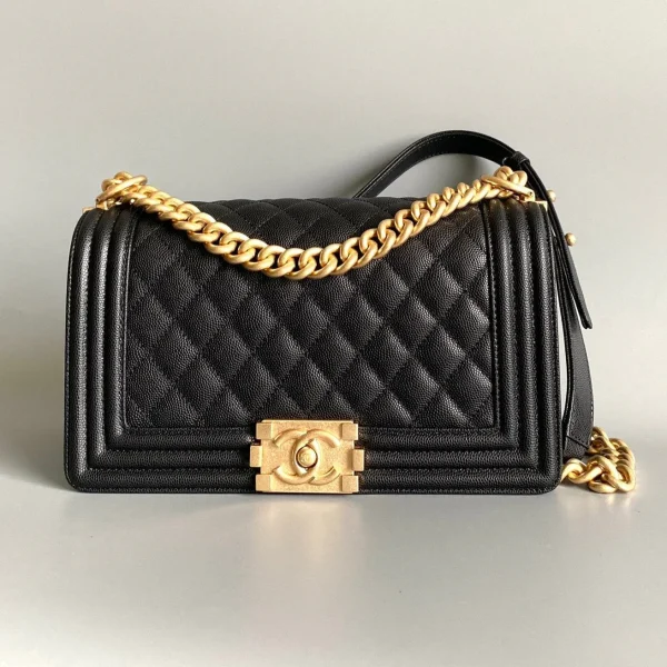 Sac Chanel format moyen 25 Boy en coloris noir cuir d’agneau finitions dorées — réplique