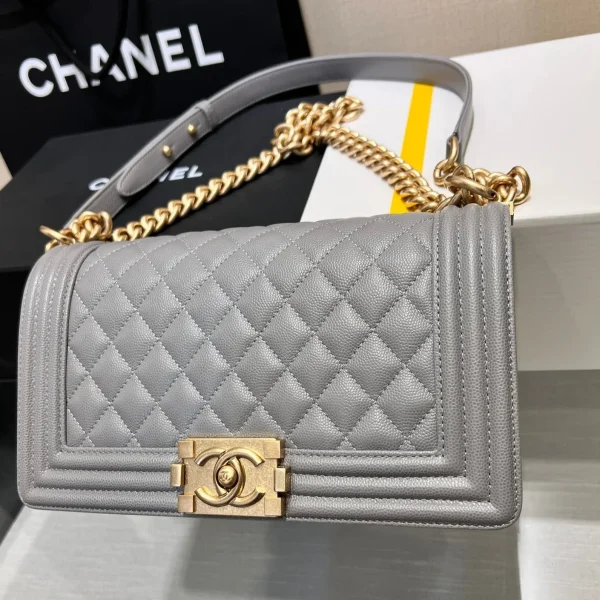 Sac Chanel Boy format moyen 25 coloris gris grain caviar finitions dorées — réplique