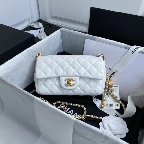 Sac Chanel coloris blanc perle Crush mini rabat — réplique