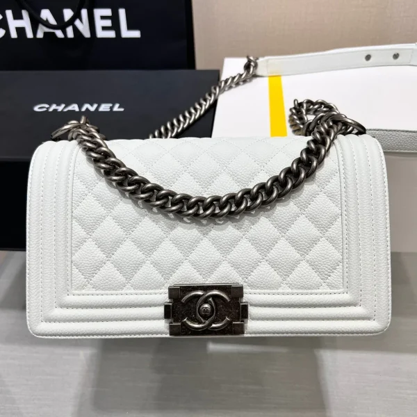 Sac Boy format moyen 25 coloris blanc grain caviar finitions ruthénium — réplique