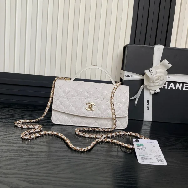 Sac Chanel 25C rabat 18 en coloris blanc brillant grainé cuir de veau finitions dorées — réplique