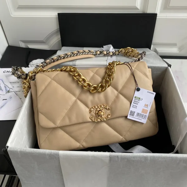 Sac Chanel grand format 30 rabat en coloris beige coloris crème cuir d’agneau — réplique