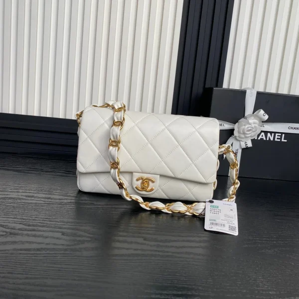 Sac Chanel format moyen rabat 26 en coloris blanc cuir de veau doré double C épais chaîne — réplique