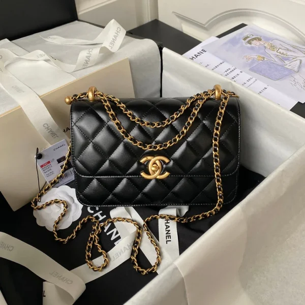 Sac Chanel rabat 22 en coloris noir cuir de veau avec double doré BALL — réplique