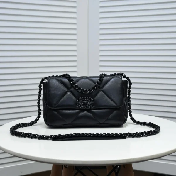 Modèle Chanel 19 petit format en coloris noir — réplique