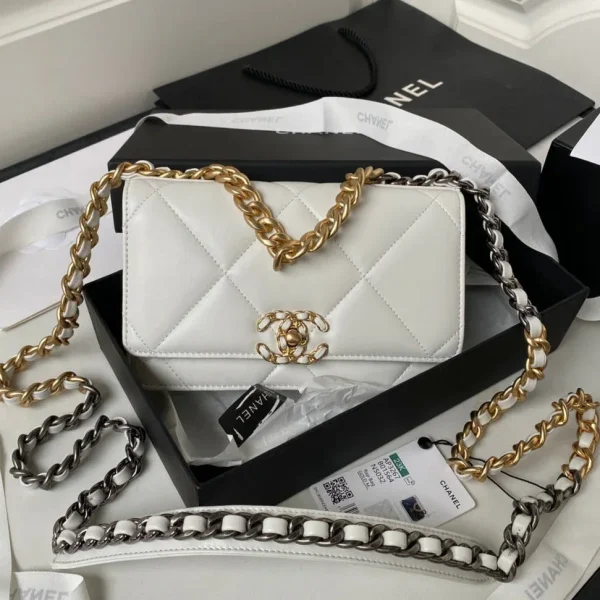 Modèle Chanel 19 WOC 19 CM coloris blanc cuir d’agneau doré — réplique