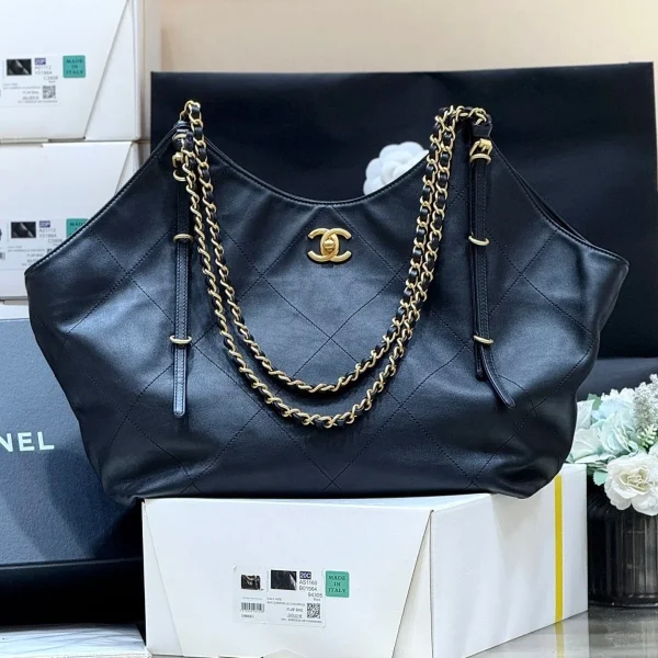 Cabas Chanel format moyen maxi 47 en coloris noir cuir de veau doré-teinte métal — réplique