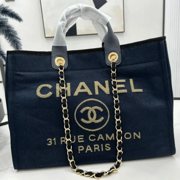 Cabas Chanel DEAUVILLE grand format 38 en coloris noir toile avec doré brodé logo — réplique