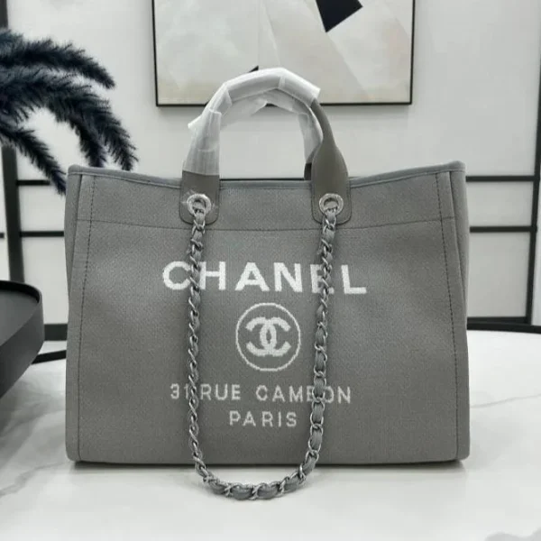 Cabas Chanel CC DEAUVILLE grand format 38 en coloris gris toile avec coloris blanc logo — réplique