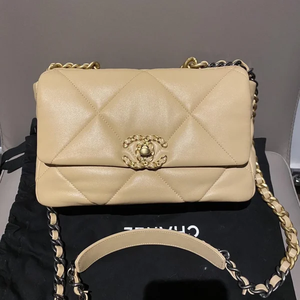 Modèle Chanel 19 rabat en crème coloris beige cuir d’agneau — réplique