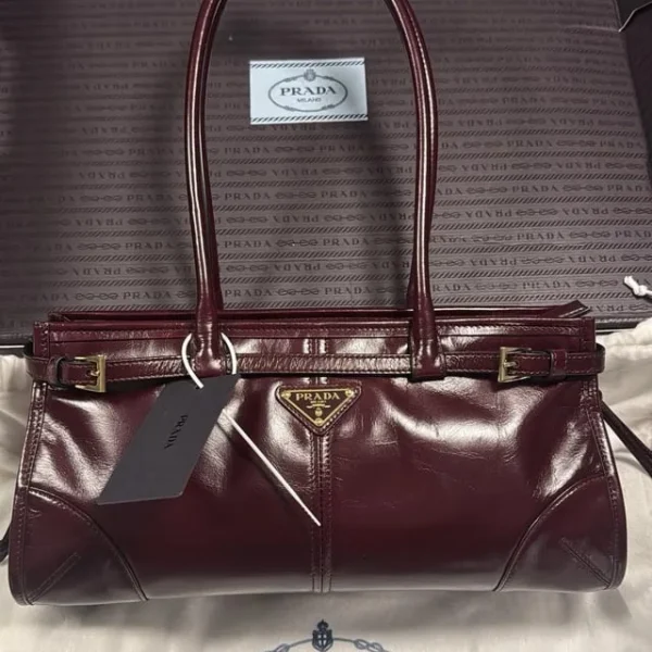 Modèle Prada Bonnie format moyen coloris bordeaux — réplique