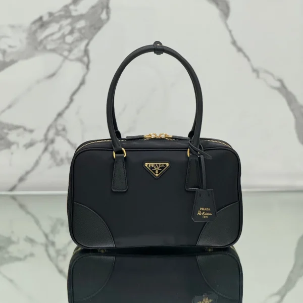 Sac format moyen à anse supérieure 30 en coloris noir NYLON et cuir de veau bordures — réplique